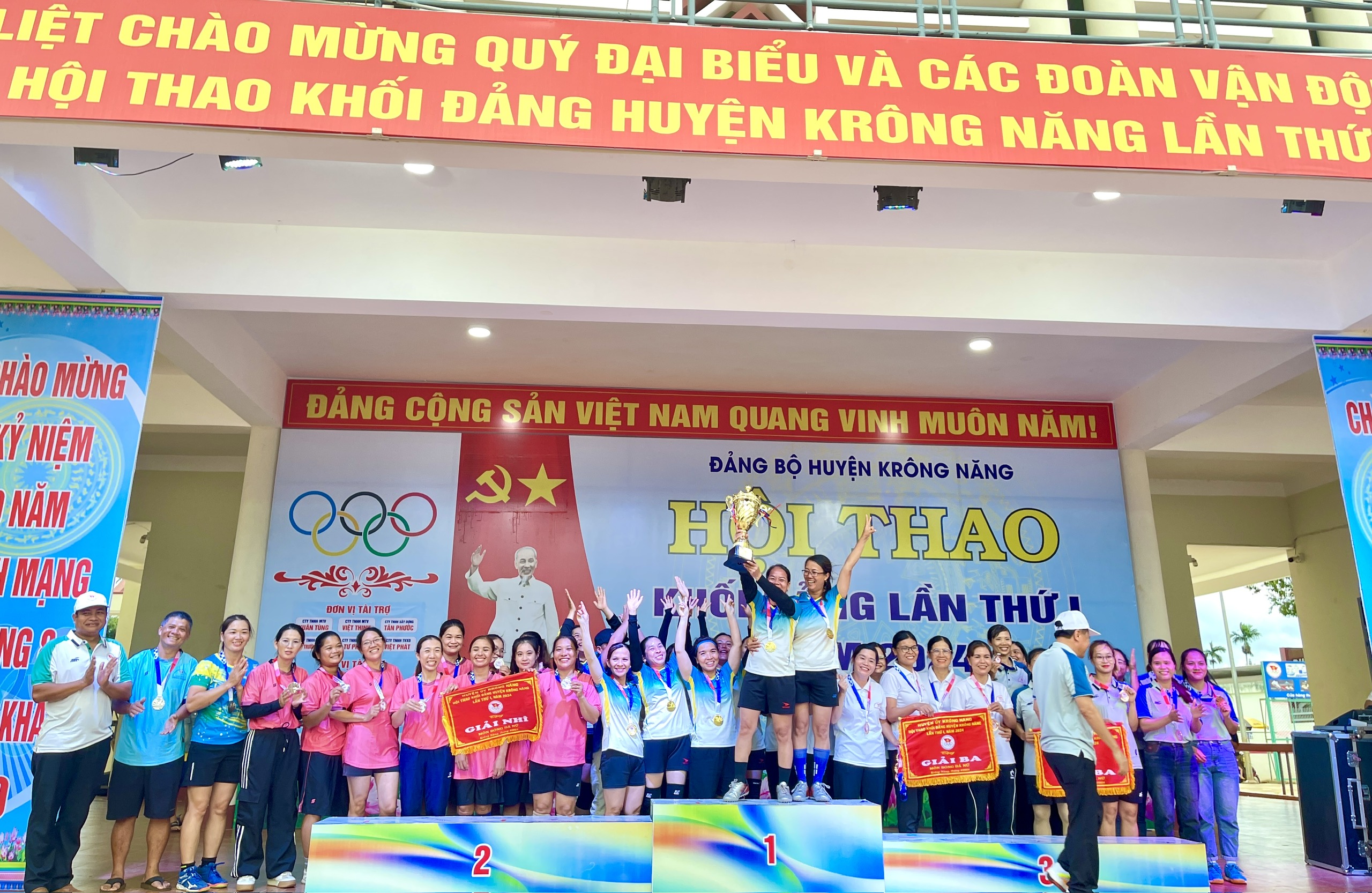 nhất bóng đá nữ